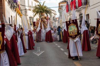 Velez Malaga, İspanya - 25 Mart 2018 insanlar kutsal bir haftada bir İspanyol şehir, Paskalya bağlı alayı katılan