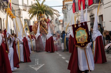 Velez Malaga, İspanya - 25 Mart 2018 insanlar kutsal bir haftada bir İspanyol şehir, Paskalya bağlı alayı katılan