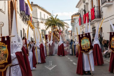 Velez Malaga, İspanya - 25 Mart 2018 insanlar kutsal bir haftada bir İspanyol şehir, Paskalya bağlı alayı katılan