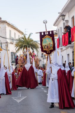 Velez Malaga, İspanya - 25 Mart 2018 insanlar kutsal bir haftada bir İspanyol şehir, Paskalya bağlı alayı katılan