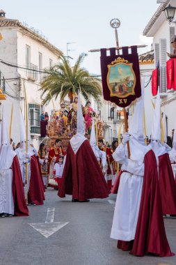 Velez Malaga, İspanya - 25 Mart 2018 insanlar kutsal bir haftada bir İspanyol şehir, Paskalya bağlı alayı katılan
