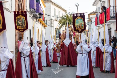 Velez Malaga, İspanya - 25 Mart 2018 insanlar kutsal bir haftada bir İspanyol şehir, Paskalya bağlı alayı katılan