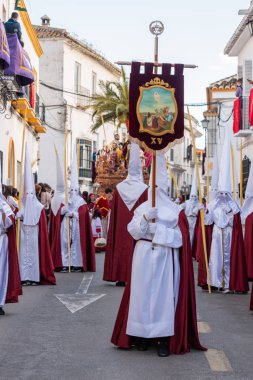 Velez Malaga, İspanya - 25 Mart 2018 insanlar kutsal bir haftada bir İspanyol şehir, Paskalya bağlı alayı katılan