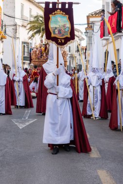 Velez Malaga, İspanya - 25 Mart 2018 insanlar kutsal bir haftada bir İspanyol şehir, Paskalya bağlı alayı katılan
