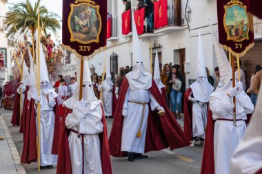 Velez Malaga, İspanya - 25 Mart 2018 insanlar kutsal bir haftada bir İspanyol şehir, Paskalya bağlı alayı katılan