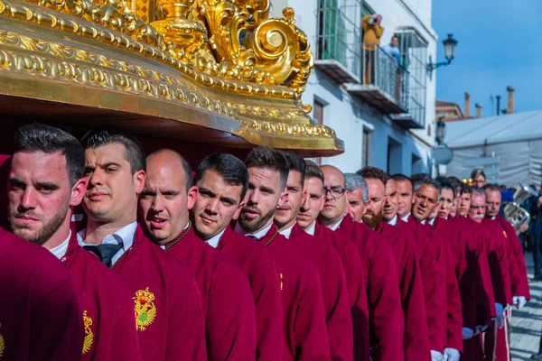 Velez Malaga, İspanya - 29 Mart 2018 insanlar geçit töreninde kutsal hafta İspanyol bir şehirde, Paskalya katılan