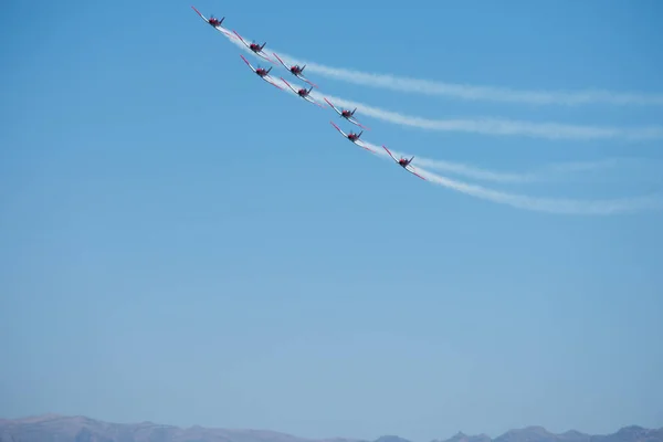 マールに スペインの海辺の町のビーチ アンダルシアのアクロバット飛行の航空ショーで飛行機 2018 — ストック写真