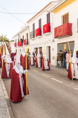 Velez Malaga, İspanya - 25 Mart 2018 insanlar kutsal bir haftada bir İspanyol şehir, Paskalya bağlı alayı katılan