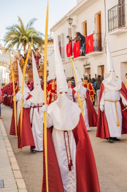 Velez Malaga, İspanya - 25 Mart 2018 insanlar kutsal bir haftada bir İspanyol şehir, Paskalya bağlı alayı katılan