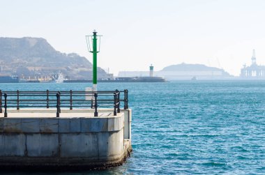 Cartagena, İspanya - 22 Şubat 2019 Cartagena Murcia bölgesi, bir yer gevşeme yanı sıra yer Denizcilik sektörünün ünlü limanda