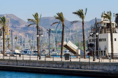 Cartagena, İspanya - 22 Şubat 2019 Cartagena Murcia bölgesi, bir yer gevşeme yanı sıra yer Denizcilik sektörünün ünlü limanda