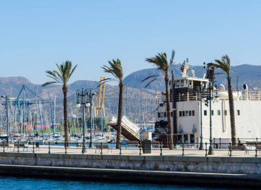 Cartagena, İspanya - 22 Şubat 2019 Cartagena Murcia bölgesi, bir yer gevşeme yanı sıra yer Denizcilik sektörünün ünlü limanda