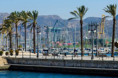 Cartagena, İspanya - 22 Şubat 2019 Cartagena Murcia bölgesi, bir yer gevşeme yanı sıra yer Denizcilik sektörünün ünlü limanda