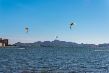 La Manga, İspanya - 27 Şubat 2019 Kiteboarder sahiptir ben sörf