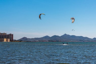 La Manga, İspanya - 27 Şubat 2019 Kiteboarder sahiptir ben sörf