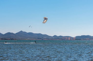 La Manga, İspanya - 27 Şubat 2019 Kiteboarder sahiptir ben sörf