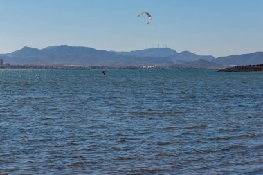 La Manga, İspanya - 27 Şubat 2019 Kiteboarder sahiptir ben sörf