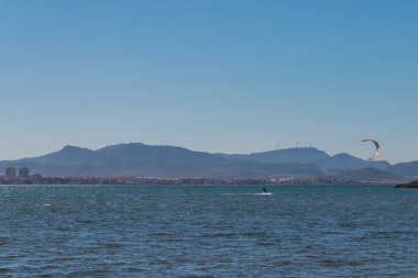 La Manga, İspanya - 27 Şubat 2019 Kiteboarder sahiptir ben sörf