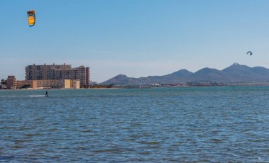 La Manga, İspanya - 27 Şubat 2019 Kiteboarder sahiptir ben sörf