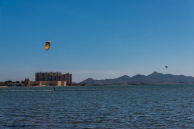 La Manga, İspanya - 27 Şubat 2019 Kiteboarder sahiptir ben sörf