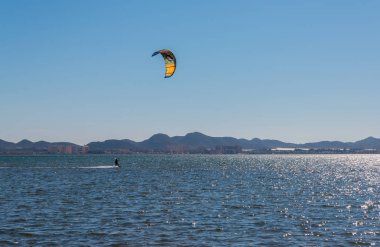 La Manga, İspanya - 27 Şubat 2019 Kiteboarder sahiptir ben sörf