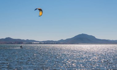 La Manga, İspanya - 27 Şubat 2019 Kiteboarder sahiptir ben sörf
