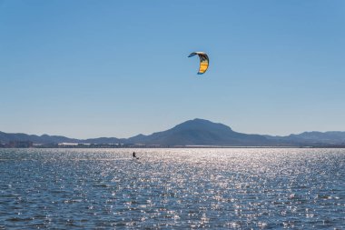 La Manga, İspanya - 27 Şubat 2019 Kiteboarder sahiptir ben sörf