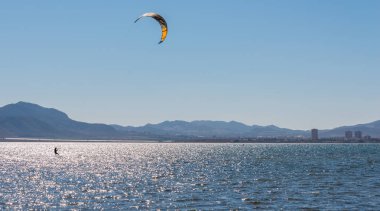 La Manga, İspanya - 27 Şubat 2019 Kiteboarder sahiptir ben sörf