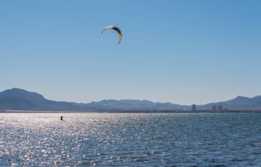 La Manga, İspanya - 27 Şubat 2019 Kiteboarder sahiptir ben sörf
