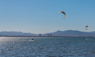 La Manga, İspanya - 27 Şubat 2019 Kiteboarder sahiptir ben sörf