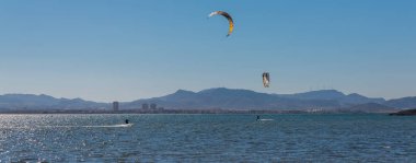 La Manga, İspanya - 27 Şubat 2019 Kiteboarder sahiptir ben sörf