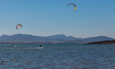 La Manga, İspanya - 27 Şubat 2019 Kiteboarder sahiptir ben sörf