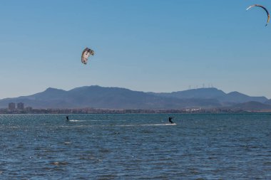 La Manga, İspanya - 27 Şubat 2019 Kiteboarder sahiptir ben sörf