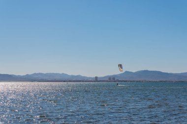 La Manga, İspanya - 27 Şubat 2019 Kiteboarder sahiptir ben sörf
