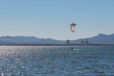 La Manga, İspanya - 27 Şubat 2019 Kiteboarder sahiptir ben sörf