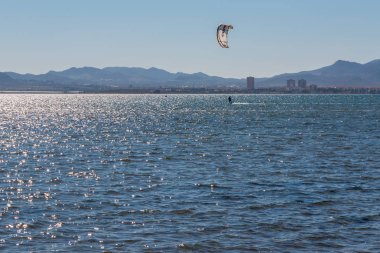 La Manga, İspanya - 27 Şubat 2019 Kiteboarder sahiptir ben sörf