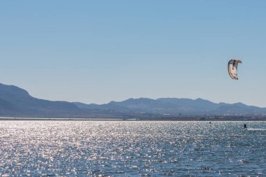 La Manga, İspanya - 27 Şubat 2019 Kiteboarder sahiptir ben sörf