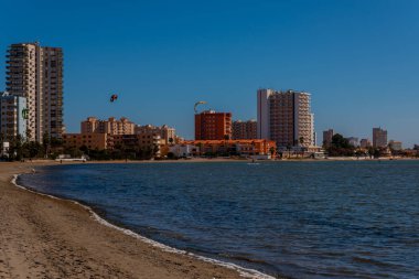 La Manga, İspanya - 27 Şubat 2019 Kiteboarder sahiptir ben sörf