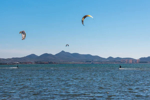La Manga, İspanya - 27 Şubat 2019 Kiteboarder sahiptir ben sörf