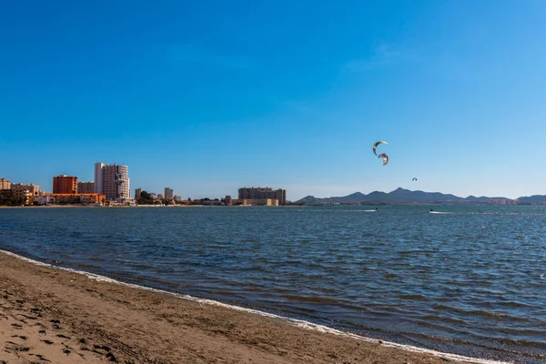 LA MANGA, ESPAÑA - 27 DE FEBRERO DE 2019 Kiteboarder disfruta del surf i — Foto de Stock