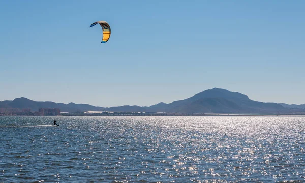 La Manga, İspanya - 27 Şubat 2019 Kiteboarder sahiptir ben sörf