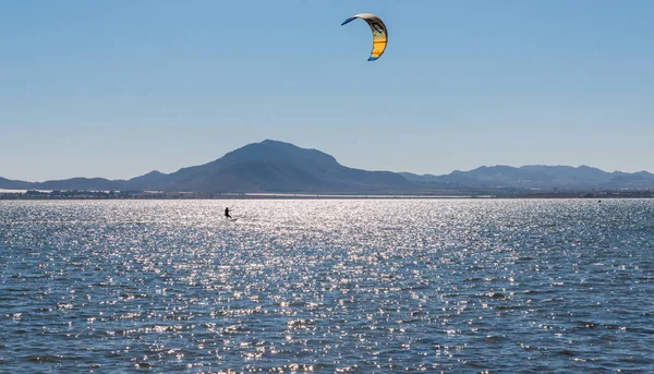 La Manga, İspanya - 27 Şubat 2019 Kiteboarder sahiptir ben sörf