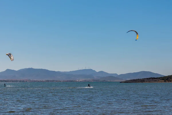 La Manga, Spanje - 27 februari 2019 Kiteboarder geniet ik surfen — Stockfoto