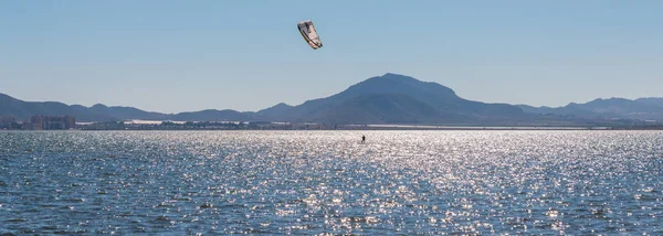 La Manga, Spanje - 27 februari 2019 Kiteboarder geniet ik surfen — Stockfoto