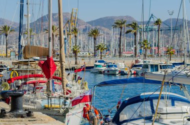 Cartagena, İspanya - 22 Şubat 2019 Cartagena Murcia bölgesi, bir yer gevşeme yanı sıra yer Denizcilik sektörünün ünlü limanda