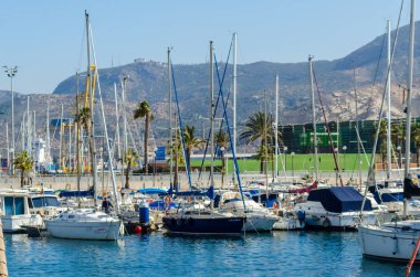 Cartagena, İspanya - 22 Şubat 2019 Cartagena Murcia bölgesi, bir yer gevşeme yanı sıra yer Denizcilik sektörünün ünlü limanda