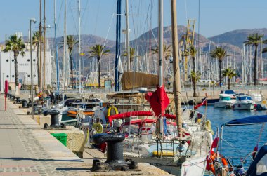 Cartagena, İspanya - 22 Şubat 2019 Cartagena Murcia bölgesi, bir yer gevşeme yanı sıra yer Denizcilik sektörünün ünlü limanda