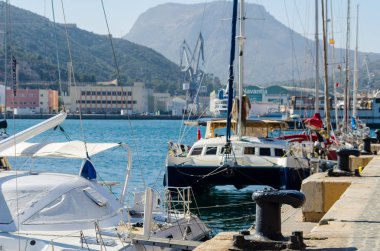 Cartagena, İspanya - 22 Şubat 2019 Cartagena Murcia bölgesi, bir yer gevşeme yanı sıra yer Denizcilik sektörünün ünlü limanda