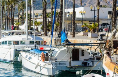 Cartagena, İspanya - 22 Şubat 2019 Cartagena Murcia bölgesi, bir yer gevşeme yanı sıra yer Denizcilik sektörünün ünlü limanda