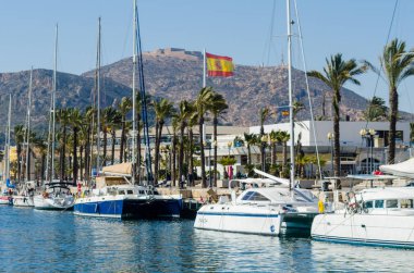 Cartagena, İspanya - 22 Şubat 2019 Cartagena Murcia bölgesi, bir yer gevşeme yanı sıra yer Denizcilik sektörünün ünlü limanda